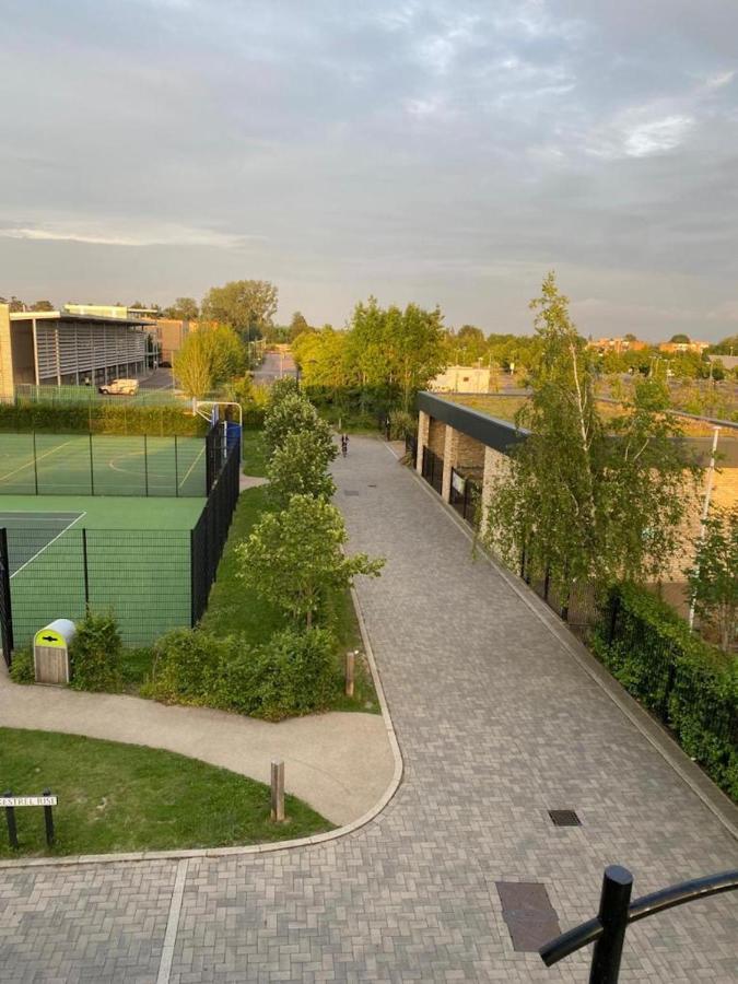 Contemporary Trumpington Apartment With Self Check-In ,Free On-Site Parking, Terrace, Super Fast Wifi & 5 Mins Drive To Papworth & Addenbrookes Hospitals Κέμπριτζ Εξωτερικό φωτογραφία