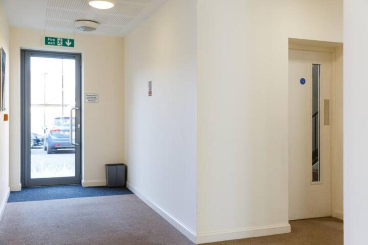 Contemporary Trumpington Apartment With Self Check-In ,Free On-Site Parking, Terrace, Super Fast Wifi & 5 Mins Drive To Papworth & Addenbrookes Hospitals Κέμπριτζ Εξωτερικό φωτογραφία