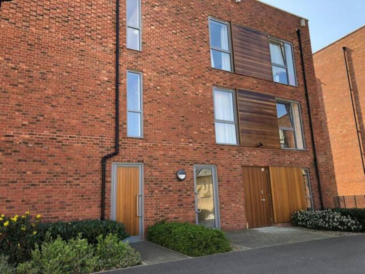 Contemporary Trumpington Apartment With Self Check-In ,Free On-Site Parking, Terrace, Super Fast Wifi & 5 Mins Drive To Papworth & Addenbrookes Hospitals Κέμπριτζ Εξωτερικό φωτογραφία