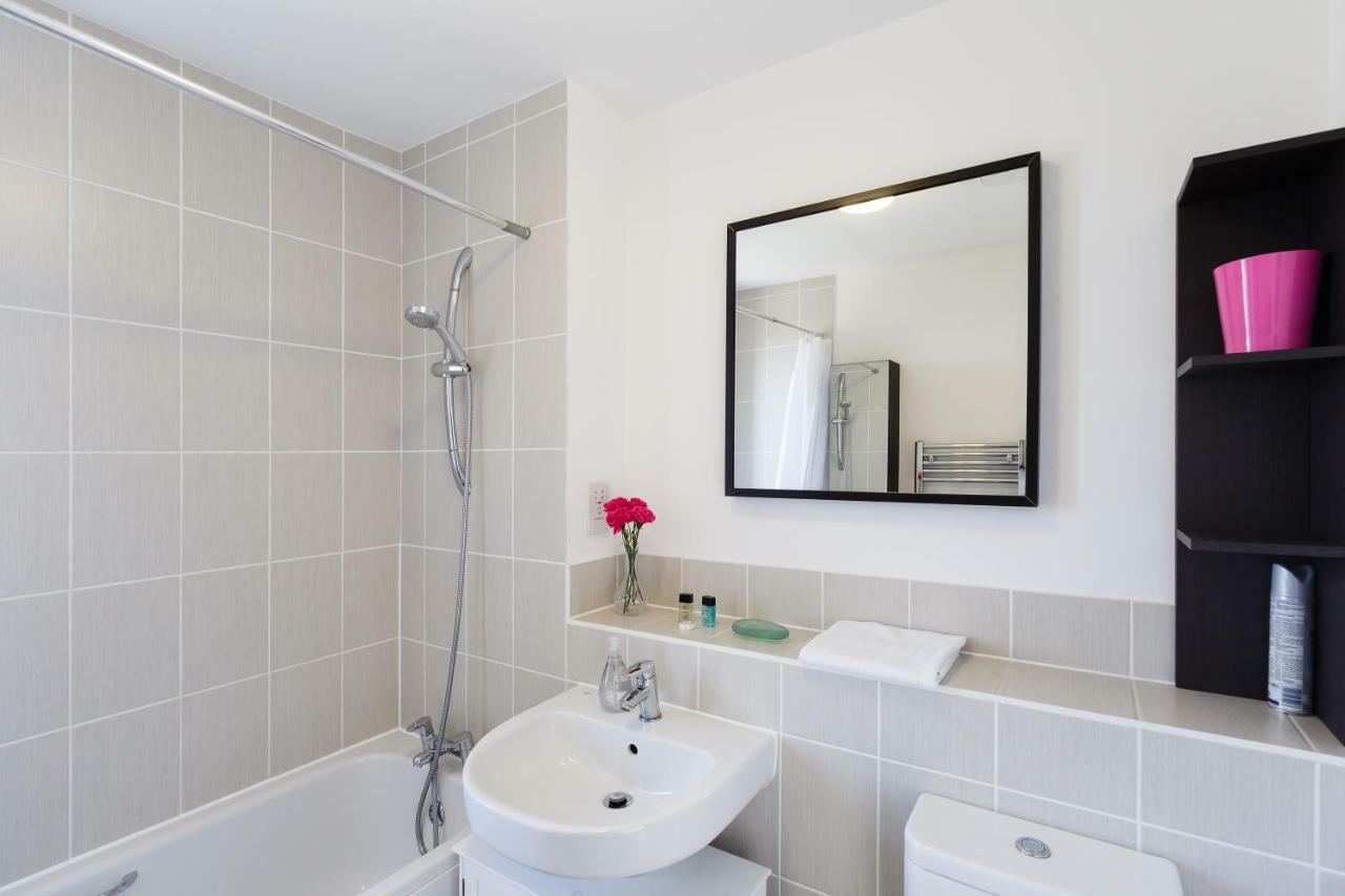 Contemporary Trumpington Apartment With Self Check-In ,Free On-Site Parking, Terrace, Super Fast Wifi & 5 Mins Drive To Papworth & Addenbrookes Hospitals Κέμπριτζ Εξωτερικό φωτογραφία