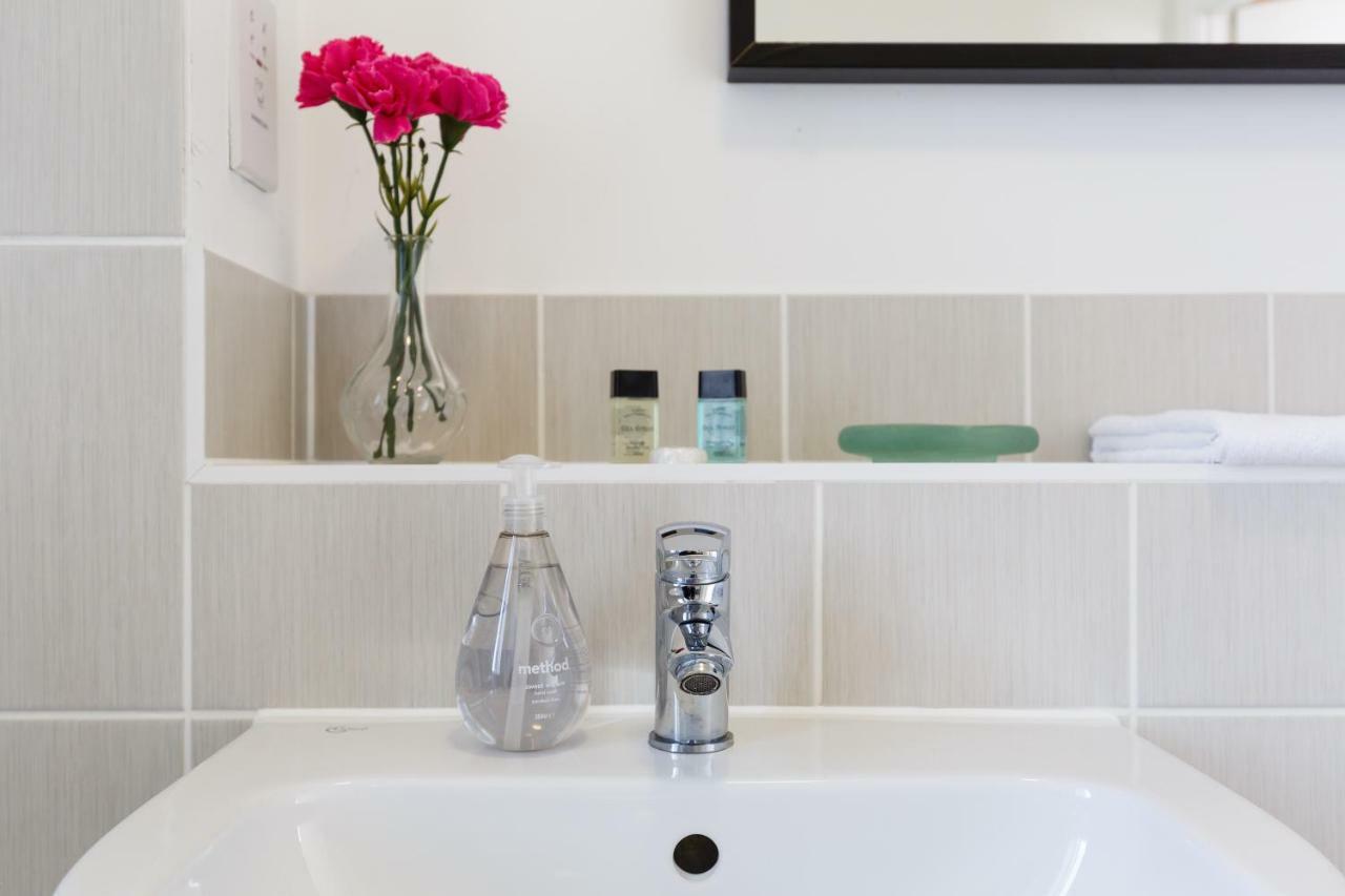 Contemporary Trumpington Apartment With Self Check-In ,Free On-Site Parking, Terrace, Super Fast Wifi & 5 Mins Drive To Papworth & Addenbrookes Hospitals Κέμπριτζ Εξωτερικό φωτογραφία